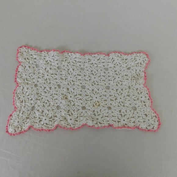 Crocheted Doilies Lot of 4 White Rectangles Pink Border Vtg Cottage Shabby Chic - Picture 9 of 10